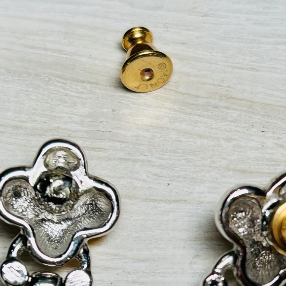 Vintage MONET designer dangle pierced earrings, with a gold silver tone finish - Picture 8 of 9